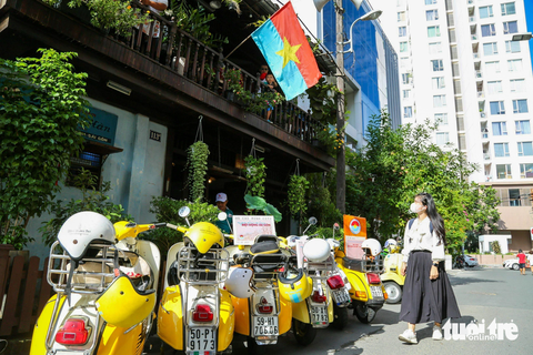 'Tôi đã khóc trước những liệt sĩ khi chết rồi chỉ có cái bí danh thôi, không biết tên thật là gì' - Ảnh 10. Đoàn xe diễu hành có mặt tại cà phê Đỗ Phủ - cơm tấm Đại Hàn (số 113A đường Đặng Dung). Đây là một trong những căn nhà năm xưa được ông Trần Văn Lai chuẩn bị cho cuộc tổng tiến công và nổi dậy Xuân Mậu Thân 1968
