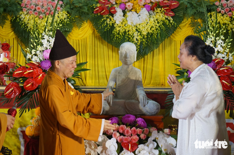 Hòa thượng Thích Thanh Quyết và vợ cố nghệ nhân Đào Trọng Cường làm thực hiện nghi lễ chú nguyện khai tượng Phật Hoàng Trần Nhân Tông - Ảnh: T.ĐIỂU Hòa thượng Thích Thanh Quyết và vợ cố nghệ nhân Đào Trọng Cường thực hiện nghi lễ chú nguyện khai tượng Phật Hoàng Trần Nhân Tông - Ảnh: T.ĐIỂU