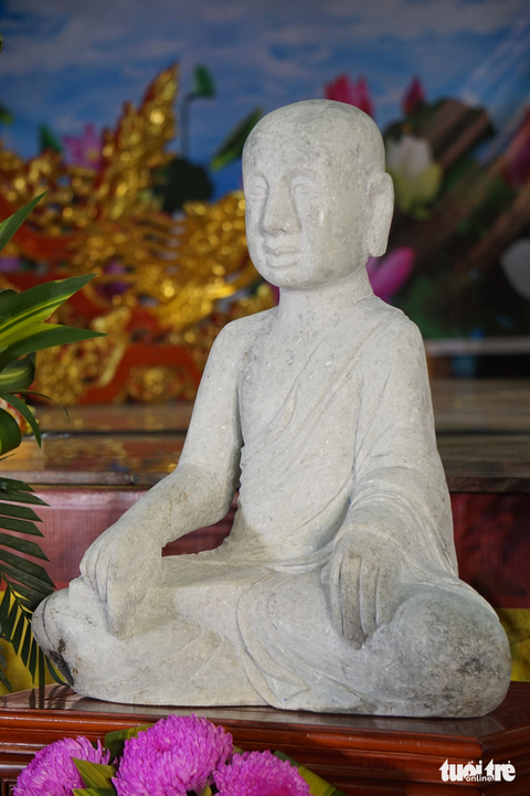 Tượng Phật Hoàng Trần Nhân Tông bằng đá ngọc bích Jadeite sắp hoàn thiện - Ảnh: T.ĐIỂU Tượng Phật Hoàng Trần Nhân Tông bằng đá ngọc bích phỉ thúy sắp hoàn thiện - Ảnh: T.ĐIỂU