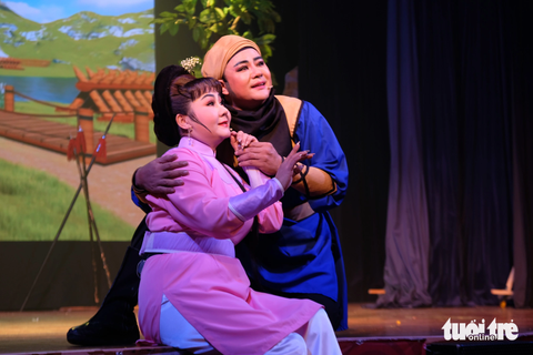 Nghệ sĩ Lê Thanh Thảo (vai Đông Hạ) và Hoàng Quốc Thanh (vai hạo Cơ) trong Ngược dòng Tây Sơn - Ảnh: LINH ĐOAN Nghệ sĩ Lê Thanh Thảo (vai Đông Hạ) và Hoàng Quốc Thanh (vai Hạo Cơ) trong Ngược dòng Tây Sơn