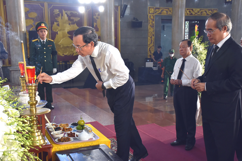 ‘Giáo dục là ‘vợ cả’ của giáo sư Trần Hồng Quân’ - Ảnh 3. Bí thư Thành ủy TP.HCM Nguyễn Văn Nên thắp hương đưa tiễn giáo sư Trần Hồng Quân