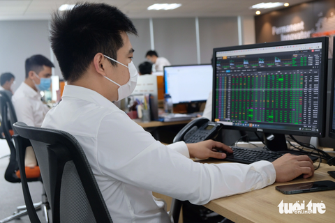 Hơn 61.000 tỉ 'nằm chờ' trong tài khoản nhà đầu tư chứng khoán - Ảnh 1. Lãi suất tiền gửi ngân hàng rớt xuống mức thấp, thị trường bất động sản và trái phiếu vẫn chưa phục hồi tốt, khiến cổ phiếu vẫn là kênh giao dịch hút tiền - Ảnh: BÔNG MAI
