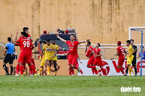 Những hình ấn tượng trong ngày Công An Hà Nội vô địch V-League - Ảnh 2. Dù chỉ cần hòa, Công An Hà Nội vẫn nhập cuộc với sự hưng phấn và có bàn mở tỉ số trong hiệp 1