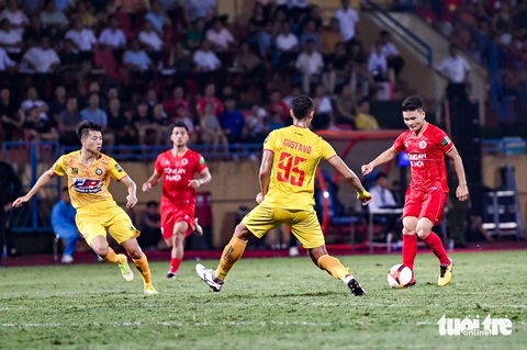 Những hình ấn tượng trong ngày Công An Hà Nội vô địch V-League - Ảnh 3. Dù vậy trong hiệp 2, họ không thể giữ được nhịp độ thi đấu cao