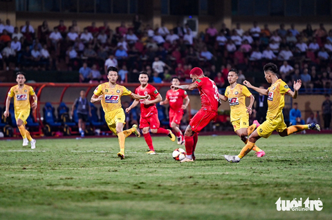Những hình ấn tượng trong ngày Công An Hà Nội vô địch V-League - Ảnh 4. Jhon Cley là một trong số những cầu thủ bỏ lỡ cơ hội trong hiệp 2. Công An Hà Nội đã không thể gia tăng cách biệt