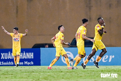 Những hình ấn tượng trong ngày Công An Hà Nội vô địch V-League - Ảnh 5. Không chỉ vậy, họ còn để cho Thanh Hóa có bàn gỡ 1-1