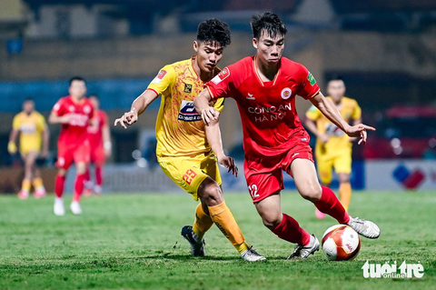 Những hình ấn tượng trong ngày Công An Hà Nội vô địch V-League - Ảnh 6. Sau bàn thua bất ngờ, Công An Hà Nội đã chơi chậm và chắc chắn hơn. Nhờ đó họ bảo toàn được tỉ số 1-1, đủ để lên ngôi