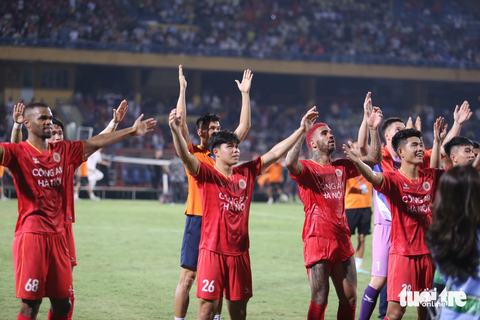 Những hình ấn tượng trong ngày Công An Hà Nội vô địch V-League - Ảnh 7. Các cầu thủ Công An Hà Nội ăn mừng cùng CĐV có mặt trên sân Hàng Đẫy