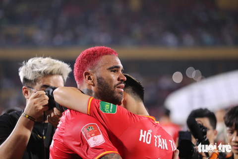 Những hình ấn tượng trong ngày Công An Hà Nội vô địch V-League - Ảnh 8. Vẻ xúc động của Jhon Cley khi anh ôm lấy Hồ Tấn Tài khi Công An Hà Nội vô địch