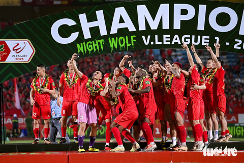 Những hình ấn tượng trong ngày Công An Hà Nội vô địch V-League - Ảnh 9. Thủ thành Bùi Tiến Dũng selfie với các đồng đội sau khi nhận huy chương