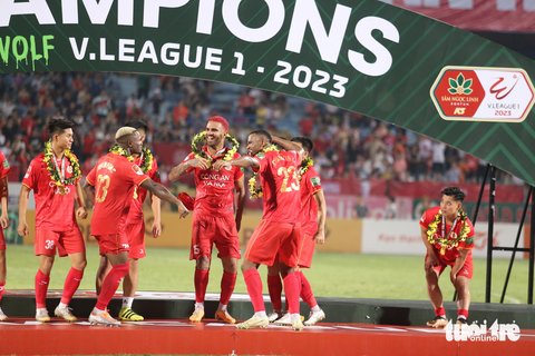 Những hình ấn tượng trong ngày Công An Hà Nội vô địch V-League - Ảnh 10. 3 ngoại binh Success, Jhon Cley và Gustavo nhảy múa, hát hò cùng nhau