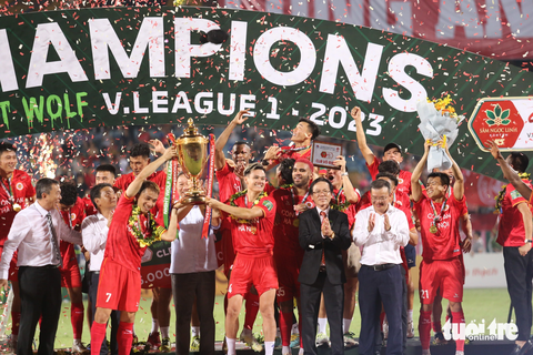 Những hình ấn tượng trong ngày Công An Hà Nội vô địch V-League - Ảnh 11. Đội trưởng Sầm Ngọc Đức và đội phó Hồ Tấn tài nâng cao cúp vô địch V-League 2023