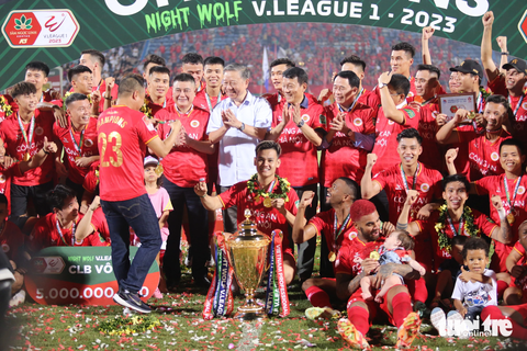 Những hình ấn tượng trong ngày Công An Hà Nội vô địch V-League - Ảnh 12. Các cầu thủ chụp ảnh lưu niệm cùng Đại tướng Tô Lâm, ủy viên Bộ Chính trị, bộ trưởng Bộ Công An