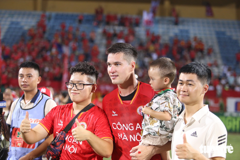 Những hình ấn tượng trong ngày Công An Hà Nội vô địch V-League - Ảnh 13. Thủ thành Filip Nguyễn bồng con trai chụp ảnh cùng người hâm mộ