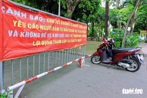 Công viên - Ảnh 2. Nhiều người mạo hiểm đậu xe cạnh bảng cảnh báo khu vực không có người trông giữ xe, yêu cầu người dân tự bảo quản tài sản và đề nghị không đậu xe tại công viên Hoàng Văn Thụ, quận Tân Bình