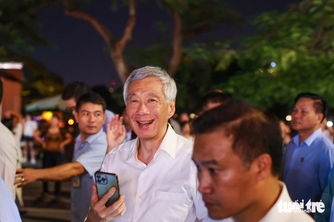 Thủ tướng Singapore Lý Hiển Long dạo hồ Gươm, ăn đồ Việt - Ảnh 4. Thủ tướng Lý Hiển Long tỏ ra thích thú khi được đi dạo tối tại hồ Gươm - Ảnh: NGUYỄN KHÁNH