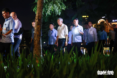 Thủ tướng Singapore Lý Hiển Long dạo hồ Gươm, ăn đồ Việt - Ảnh 5. Đại sứ Việt Nam tại Singapore Mai Phước Dũng cho biết đây là lần thứ năm ông Lý Hiển Long đến Việt Nam trên cương vị thủ tướng. Ông từng đến Việt Nam vào các năm 2004, 2010, 2013 và 2017 nên "không xa lạ với đất nước và con người Việt Nam", theo ông Dũng - Ảnh: NGUYỄN KHÁNH
