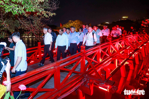 Thủ tướng Singapore Lý Hiển Long dạo hồ Gươm, ăn đồ Việt - Ảnh 6. Thủ tướng Lý Hiển Long đi bộ trên cầu Thê Húc - Ảnh: NGUYỄN KHÁNH