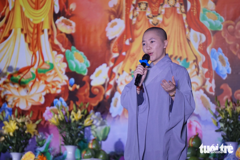 Ni sinh Thích Hải Vân hát trong lễ Vu lan - Ảnh: T.ĐIỂU Ni sinh Thích Hải Vân hát trong lễ Vu lan - Ảnh: T.ĐIỂU