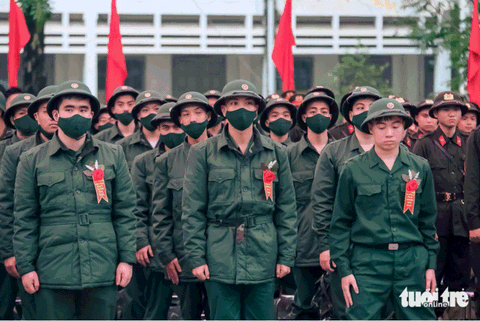 Bộ Quốc phòng trả lời kiến nghị 'hình sự hóa' trốn gọi khám sức khỏe nghĩa vụ quân sự - Ảnh 1. Thanh niên Hà Nội nhập ngũ năm 2023 - Ảnh: NAM TRẦN
