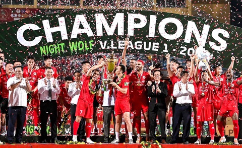 Công an Hà Nội vô địch V-League 2023 - Ảnh 4. Cúp vô địch V-League 2023 đã thuộc về CLB Công An Hà Nội - Ảnh: NAM TRẦN