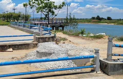 Bị chặn lối đi bằng trụ bê tông, cát tặc làm trụ giả để trộm cát - Ảnh 6. Trụ bê tông giả được làm cách trụ bê tông của chính quyền chỉ khoảng 15m, cơ quan chức năng nhận định nếu không được phát hiện, trụ giả này sẽ được thay thế trụ thật - Ảnh: T.M.