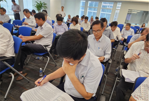 Giám đốc các bệnh viện TP.HCM tiếp tục 'học' công tác đấu thầu - Ảnh 1. Các giám đốc bệnh viện, giám đốc trung tâm y tế trên địa bàn TP.HCM làm bài kiểm tra cuối khóa bồi dưỡng, cập nhật kiến thức về công tác đấu thầu - Ảnh: Sở Y tế TP.HCM
