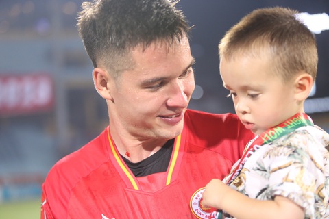 Văn Thanh: 'Tôi tiếc khi không thể vô địch cùng Hoàng Anh Gia Lai' - Ảnh 3. Filip Nguyễn bồng con trai khi ăn mừng - Ảnh: ĐỨC KHUÊ