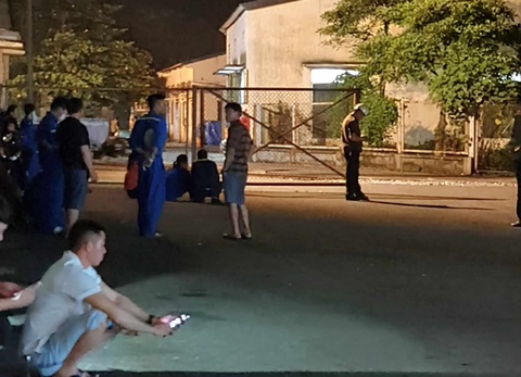 Khu vực công nhân Công ty Than Vàng Danh gặp nạn được lực lượng chức năng phong toả để điều tra - Ảnh: N.Q Công nhân Công ty Than Vàng Danh theo dõi thông tin đồng nghiệp gặp nạn - Ảnh: N.Q.