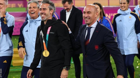 Điểm tin thể thao sáng 27-8: Mbappe lập cú đúp, Andreescu rút khỏi Giải Mỹ mở rộng 2023 - Ảnh 4. HLV trưởng Vilda (trái) và chủ tịch RFEF cùng nhau ăn mừng chức vô địch World Cup 2023 - Ảnh: Getty