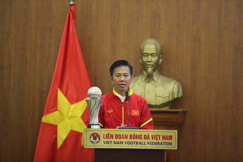 HLV Hoàng Anh Tuấn: 'Tôi sẽ làm tốt nhất để giúp HLV Troussier' - Ảnh 3. HLV Hoàng Anh Tuấn phát biểu - Ảnh: ĐỨC KHUÊ