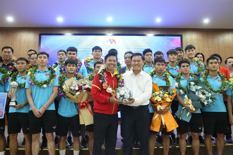 HLV Hoàng Anh Tuấn: 'Tôi sẽ làm tốt nhất để giúp HLV Troussier' - Ảnh 1. HLV Hoàng Anh Tuấn, Phó chủ tịch VFF Trần Anh Tú cùng đội U23 Việt Nam tại lễ mừng công chiều 27-8 - Ảnh: ĐỨC KHUÊ