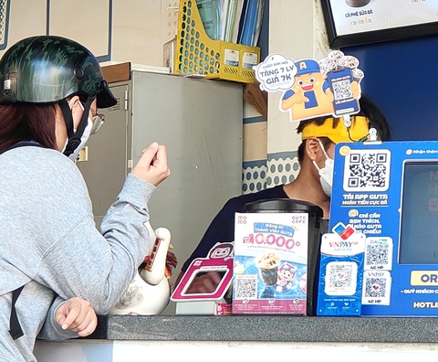 Người dùng nên cẩn trọng khi quét mã QR thanh toán tại các điểm giao dịch - Ảnh: ĐỨC THIỆN Người dùng nên cẩn trọng khi quét mã QR thanh toán tại các điểm giao dịch - Ảnh: ĐỨC THIỆN