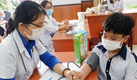 Bắt kịp nhịp sống, giúp trẻ phát triển toàn diện - Ảnh 6. Kiểm tra, chăm sóc sức khỏe cho trẻ em có hoàn cảnh khó khăn - Ảnh: K.ANH
