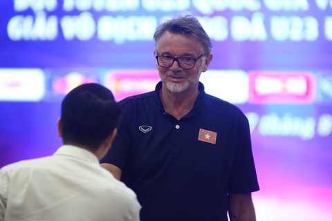 HLV Hoàng Anh Tuấn: 'Tôi sẽ làm tốt nhất để giúp HLV Troussier' - Ảnh 2. HLV Philippe Troussier xuất hiện tại lễ mừng công của U23 Việt Nam - Ảnh: ĐỨC KHUÊ