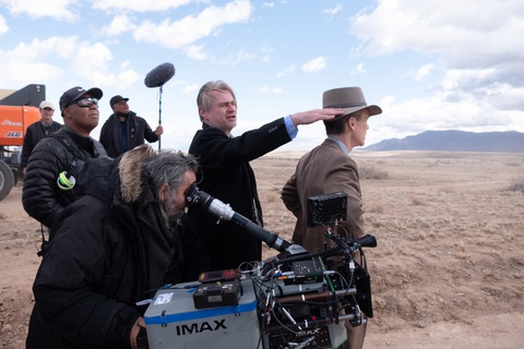 Đạo diễn Christopher Nolan (người chỉ tay trên trường quay Oppenheimer) có ba phim top 3 được yêu thích nhất toàn cầu - Ảnh: ĐPCC Đạo diễn Christopher Nolan (người chỉ tay trên trường quay Oppenheimer) có ba phim top 3 được yêu thích nhất toàn cầu - Ảnh: ĐPCC