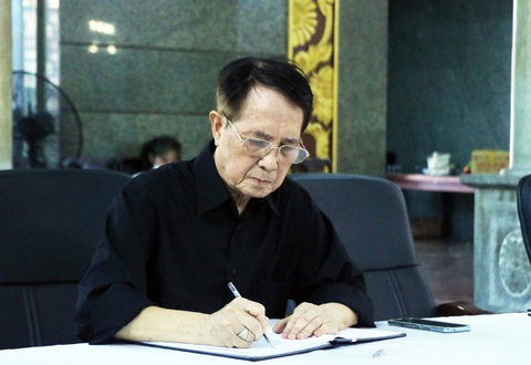 Ông Phạm Đỗ Nhật Tiến ghi sổ tang lễ Ông Phạm Đỗ Nhật Tiến ghi sổ tang lễ
