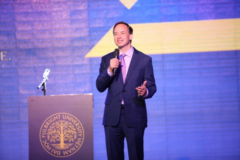 Chủ tịch Đại học Fulbright: Cứ ‘flex’ vì bạn là duy nhất - Ảnh 1. Chủ tịch Đại học Fulbright: Cứ ‘flex’ vì bạn là duy nhất - Ảnh 1.
