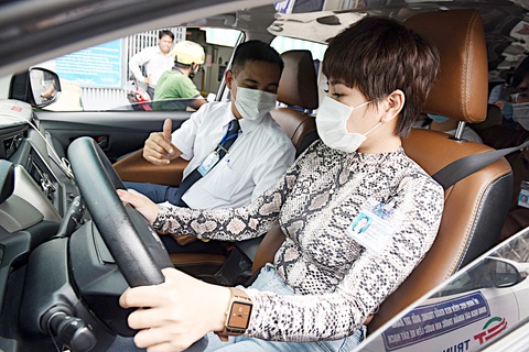 Học viên của Trung tâm đào tạo và sát hạch lái xe Thành Công, huyện Nhà Bè, TP.HCM chuẩn bị thi thực hành lái xe ngoài đường phố - Ảnh: QUANG ĐỊNH Học viên của Trung tâm đào tạo và sát hạch lái xe Thành Công, huyện Nhà Bè, TP.HCM chuẩn bị thi thực hành lái xe ngoài đường phố - Ảnh: QUANG ĐỊNH