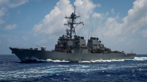 Tàu khu trục mang tên lửa dẫn đường lớp Arleigh Burke USS Benfold, được triển khai cho Hạm đội 7 của Mỹ ở khu vực Ấn Độ Dương - Thái Bình Dương, đi qua Biển Philippines hồi tháng 6-2018 - Ảnh: REUTERS Tàu khu trục mang tên lửa dẫn đường lớp Arleigh Burke USS Benfold, được triển khai cho Hạm đội 7 của Mỹ ở khu vực Ấn Độ Dương - Thái Bình Dương, đi qua Biển Philippines hồi tháng 6-2018 - Ảnh: REUTERS