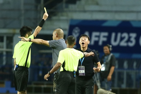 HLV Shin Tae Yong chỉ trích trọng tài 'làm hỏng trận chung kết' - Ảnh 1. HLV Shin Tae Yong phải nhận thẻ vàng trong trận chung kết U23 Đông Nam Á 2023 - Ảnh: HOÀNG TÙNG