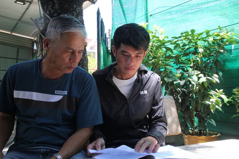 Ngư dân suýt chết trên biển, chịu thiệt trên bờ có đơn khởi kiện bảo hiểm Bảo Long - Ảnh 3. Ngư dân Kim (phải) may mắn được ngư dân Võ Văn Lựu (trái) phát hiện và ứng cứu kịp thời khi tàu chìm ở Hoàng Sa - Ảnh: TRẦN MAI