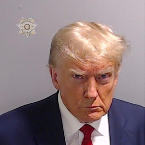 Bức ảnh chụp ông Trump tại nhà tù quận Fulton ở thành phố Atlanta, bang Georgia, Mỹ, ngày 24-8 - Ảnh: REUTERS Bức ảnh chụp ông Trump tại nhà tù quận Fulton ở thành phố Atlanta, bang Georgia, Mỹ, ngày 24-8 - Ảnh: REUTERS