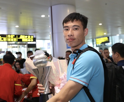 U23 Việt Nam mang cúp vô địch U23 Đông Nam Á về đến Nội Bài - Ảnh 5. Thủ môn và đội trưởng Quan Văn Chuẩn với chiếc cúp vô địch U23 Đông Nam Á tại sân bay Nội Bài