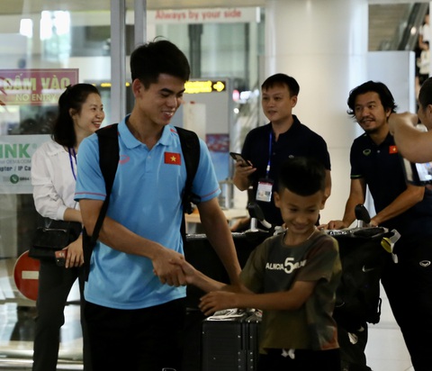 U23 Việt Nam mang cúp vô địch U23 Đông Nam Á về đến Nội Bài - Ảnh 7. Tiền vệ Khuất Văn Khang bắt tay một CĐV nhí tại sảnh sân bay