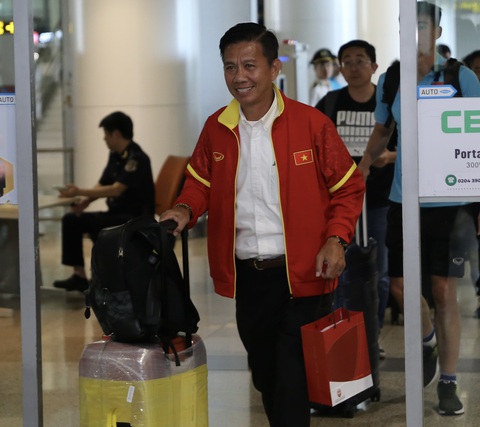 U23 Việt Nam mang cúp vô địch U23 Đông Nam Á về đến Nội Bài - Ảnh 3. HLV Hoàng Anh Tuấn là thành viên đầu tiên của U23 Việt Nam ra đến sảnh sân bay