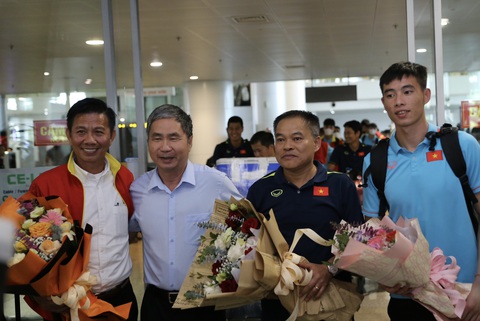 U23 Việt Nam mang cúp vô địch U23 Đông Nam Á về đến Nội Bài - Ảnh 1. Tổng thư ký VFF Dương Nghiệp Khôi (thứ 2 từ trái sang) tặng hoa cho U23 Việt Nam tại sân bay Nội Bài - Ảnh: ĐỨC KHUÊ