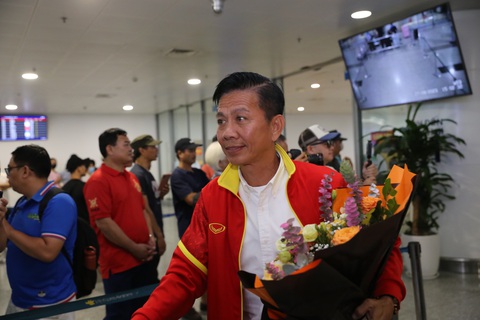 U23 Việt Nam mang cúp vô địch U23 Đông Nam Á về đến Nội Bài - Ảnh 4. Ông Hoàng Anh Tuấn với bó hoa nhận được từ tay tổng thư ký VFF Dương Nghiệp Khôi