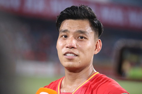 Văn Thanh: 'Tôi tiếc khi không thể vô địch cùng Hoàng Anh Gia Lai' - Ảnh 1. Văn Thanh trả lời báo chí sau khi giành chức vô địch V-League 2023 - Ảnh: ĐỨC KHUÊ