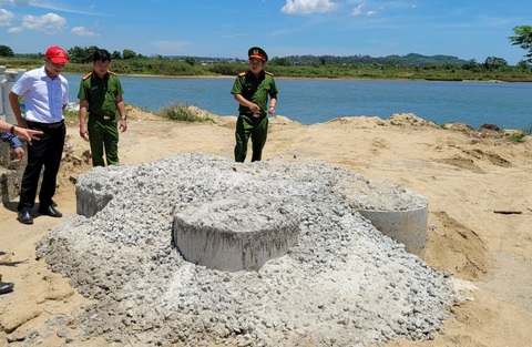Bị chặn lối đi bằng trụ bê tông, cát tặc làm trụ giả để trộm cát - Ảnh 1. Trụ bê tông của chính quyền đã được gia cố, chặn đứng lối đi của cát tặc ở khu vực xã Nghĩa Hà, TP Quảng Ngãi - Ảnh: T.M.